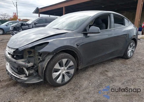 2024 Tesla Model Y Long Range Dual Motor All-Wheel Drive/Rwd z USA, uszkodzony, nr VIN 7SAYGDED5RF040254
